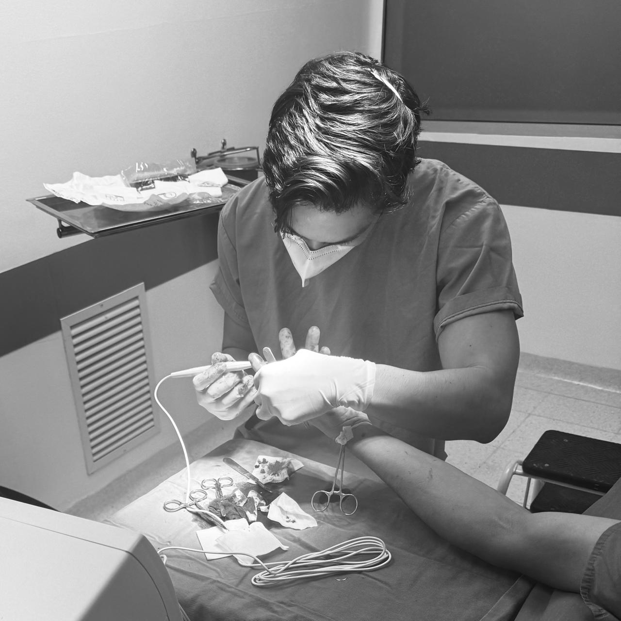 Dr. Molina trabajando con instrumental quirúrgico